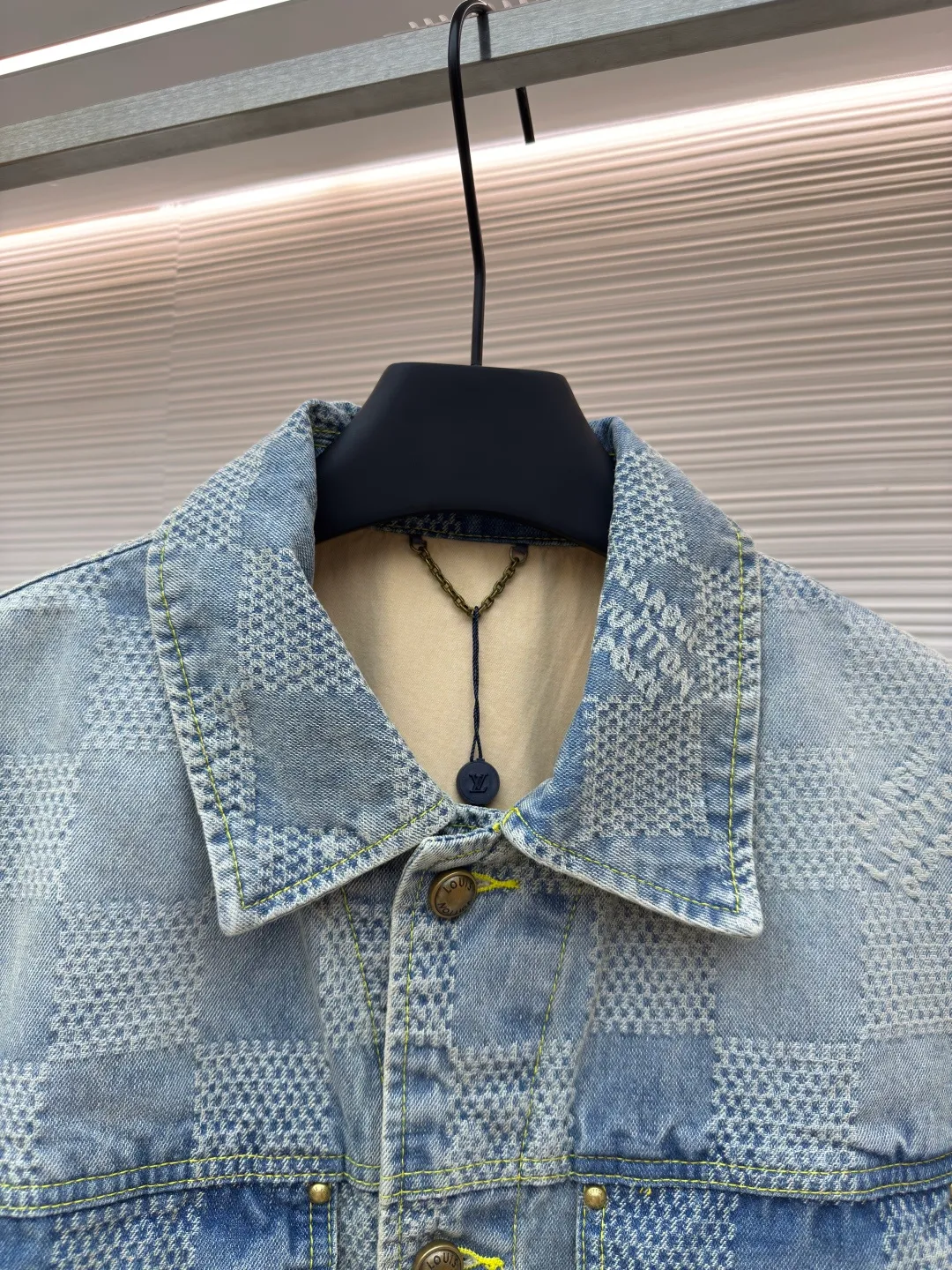 LOUIS VUITTON checkerboard denim jacket ●Authentic product: Purchased and developed for 25600 ●Item number: 1680097-C20 ●Fabric: denim fabric ●Technology: Yarn-dyed jacquard ●Version: Fitted version ●Size: 46-48-50-52 ●Weight: about 1300g ●Description: Both the front and back panels are embroidered with the brand's iconic LOGO, and the front panel is embellished with checkerboard, plus the brand's English embroidery. The back embroidery uses 3D three-dimensional embroidery, with a total stitch count of 23,800. The zipper is electroplated in an aged brass color, and the pull tabs are in an electroplated aged brass color. The overall wiring is straight and delicate, the fabric is comfortable and soft, and the color is consistent without color difference. It can be matched with the same style to create a fashionable look and control various occasions. Customized accessories, complete with three standards, same style for men and women!